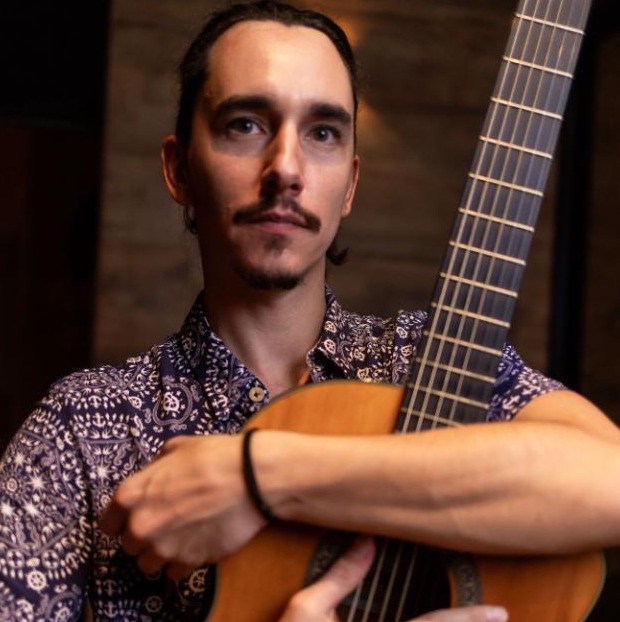 Gabriel Moretti, professor e violonista, com seu violão clássico